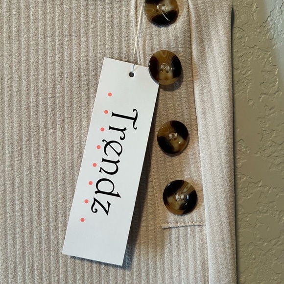 Cream Two-Piece Skirt Set – XL (New With Tags!) - Picture 6 of 7